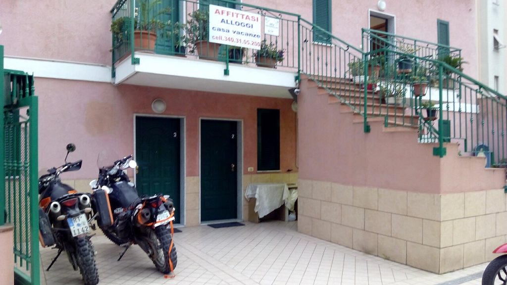 Moto protégée près d'un espace couvert