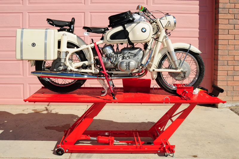 Pont élévateur pour moto dans un atelier