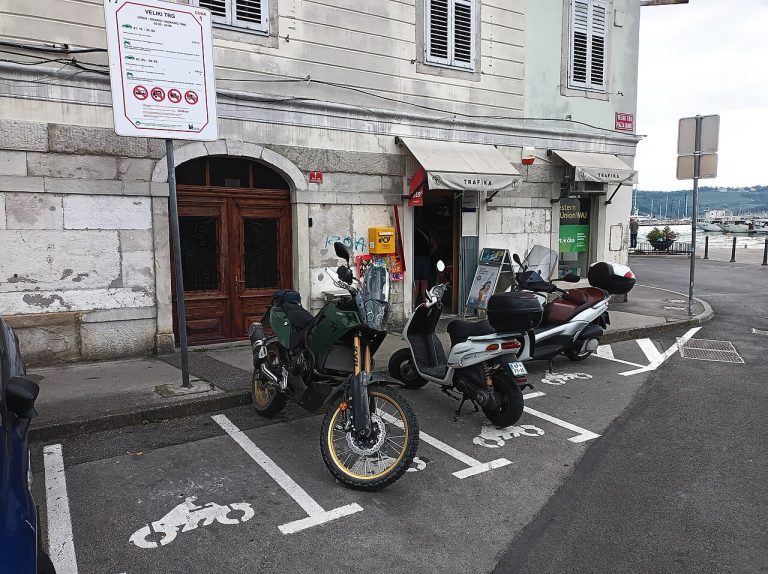 Stationnement moto : les règles pour rouler tranquille