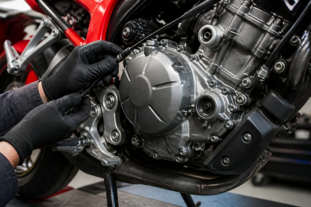Mecanicien reparant un moteur de moto